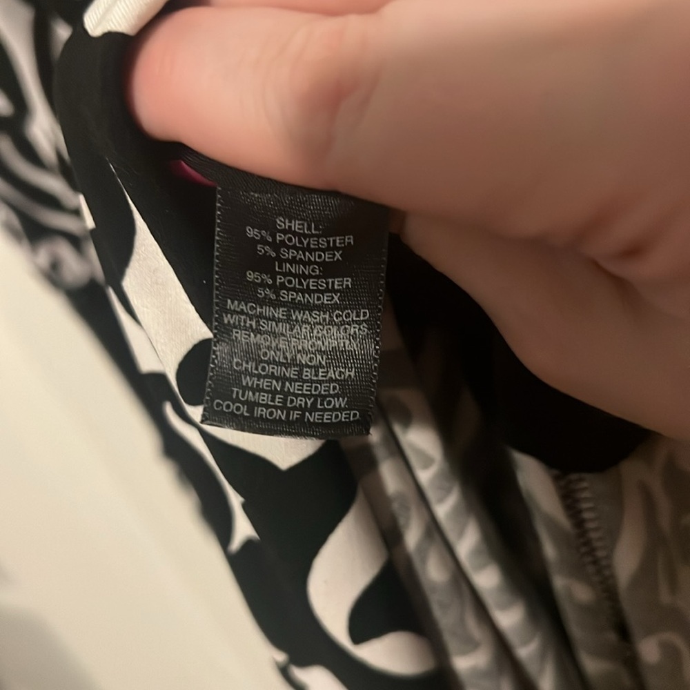 White House Black Market size Small w keyhole in front & back damask timeless - Picture 8 of 8